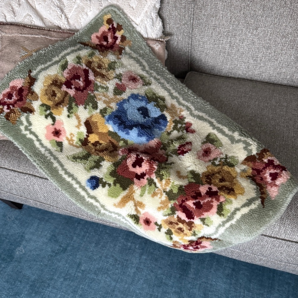 Tufted Floral Rug - Picture 8 of 11